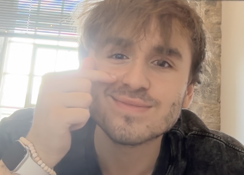 Image of the site owner's (Tom French) face, with hand shown in front of face making a heart symobol with his fingers